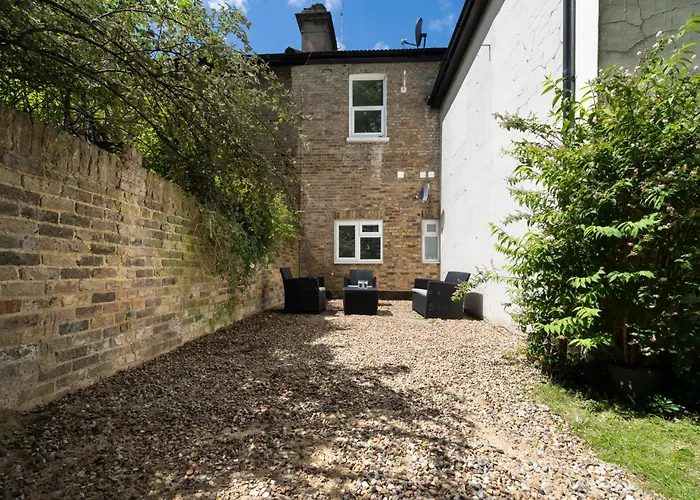 Cozy 2 Bedroom Apartment In Sutton