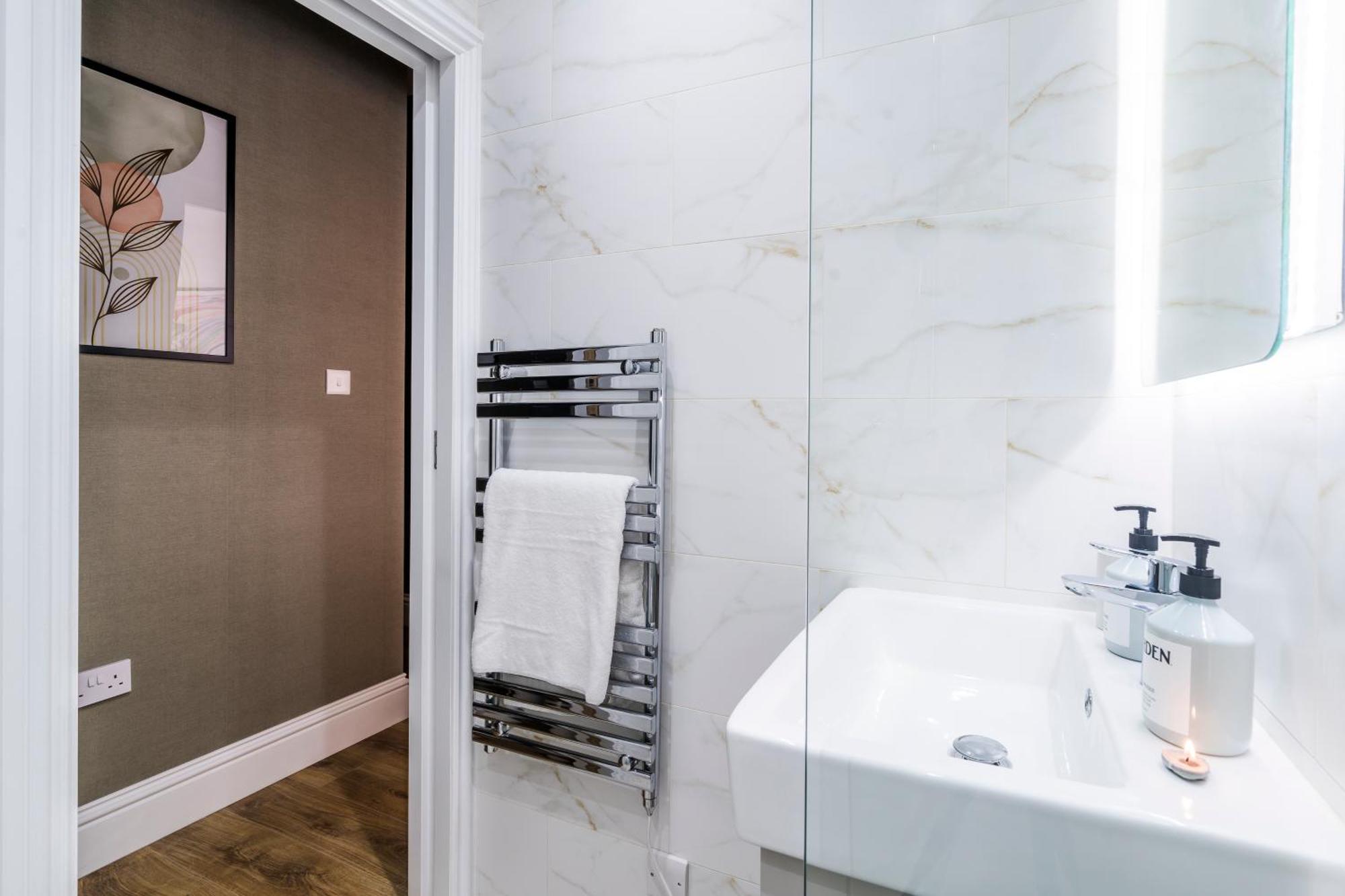 Cozy 2 Bedroom In Sutton Apartment *