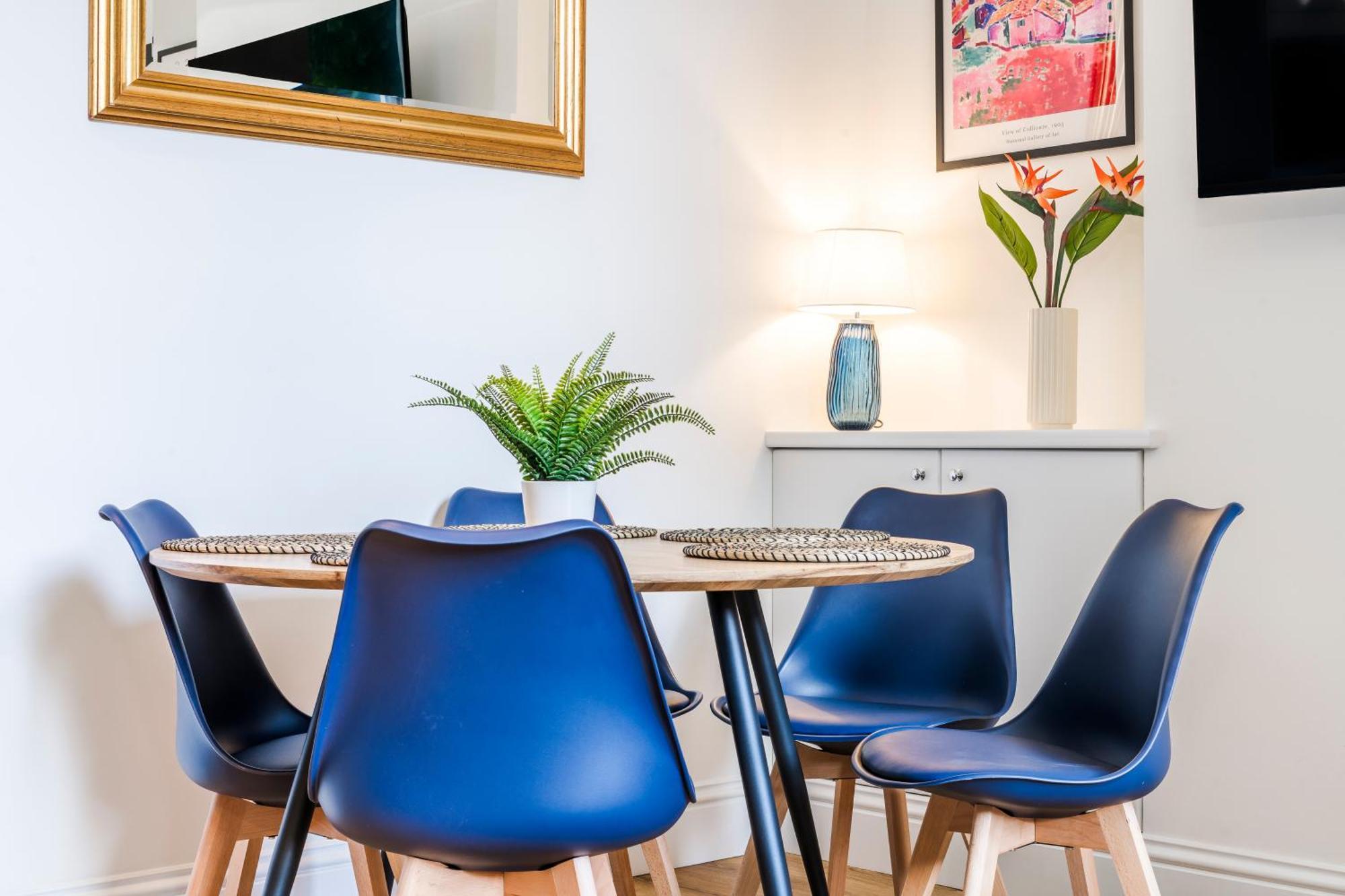 Cozy 2 Bedroom In Sutton Apartment