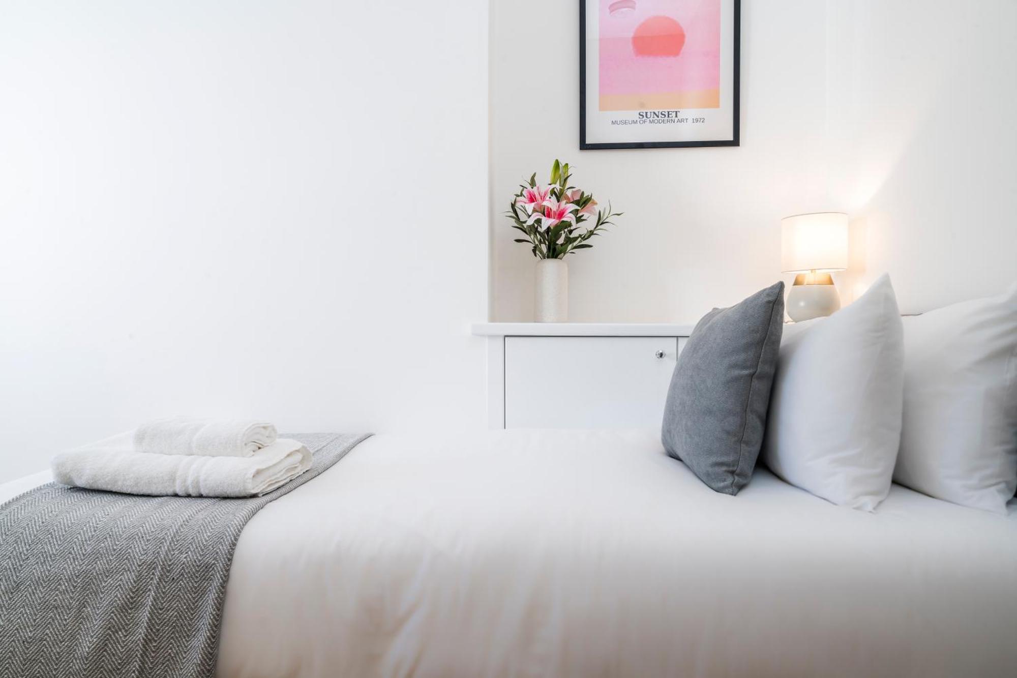 Cozy 2 Bedroom In Sutton Apartment *